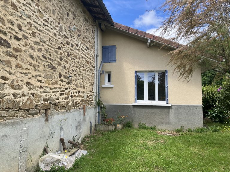 AGRANDISSEMENT D'UNE OUVERTURE + REALISATION D'UNE TERRASSE ET D'UNE PERGOLA SUR POTEAUX EN CHENE, AVEC ESCALIER D'ACCES (AVANT)