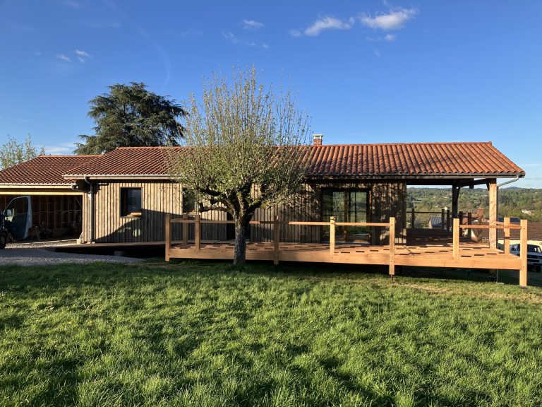 Fabrication et pose d'une terrasse sur poteaux en douglas