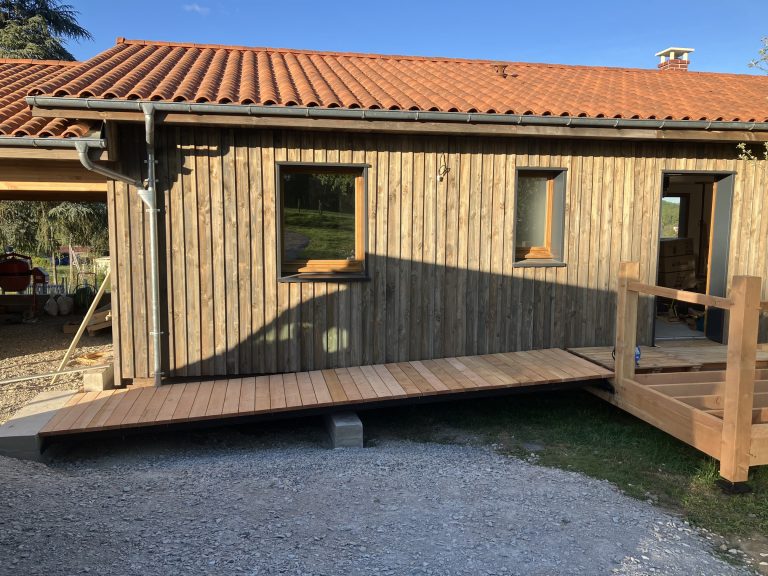 Fabrication et pose d'une terrasse sur poteaux en douglas - rampe d'accès