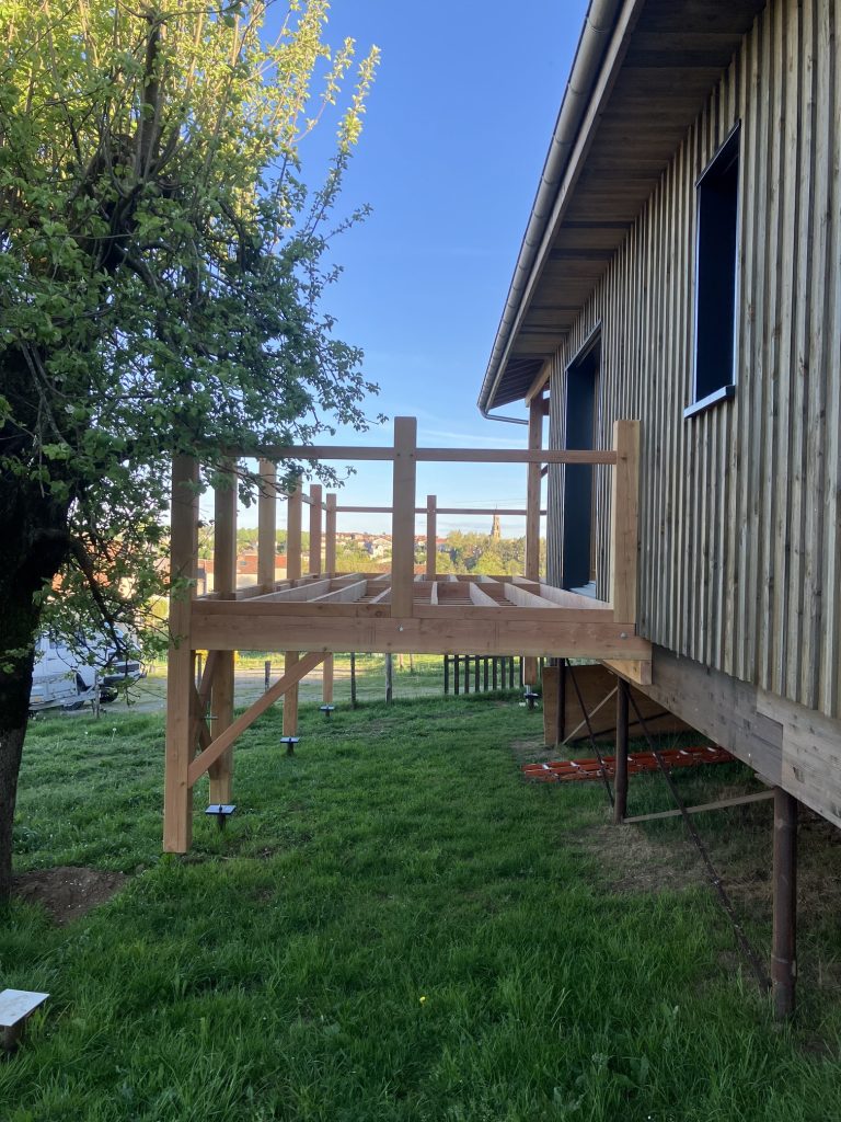 Fabrication et pose d'une terrasse sur poteaux en douglas