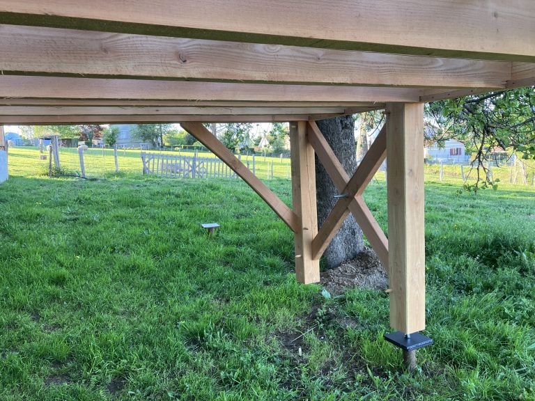 Fabrication et pose d'une terrasse sur poteaux en douglas