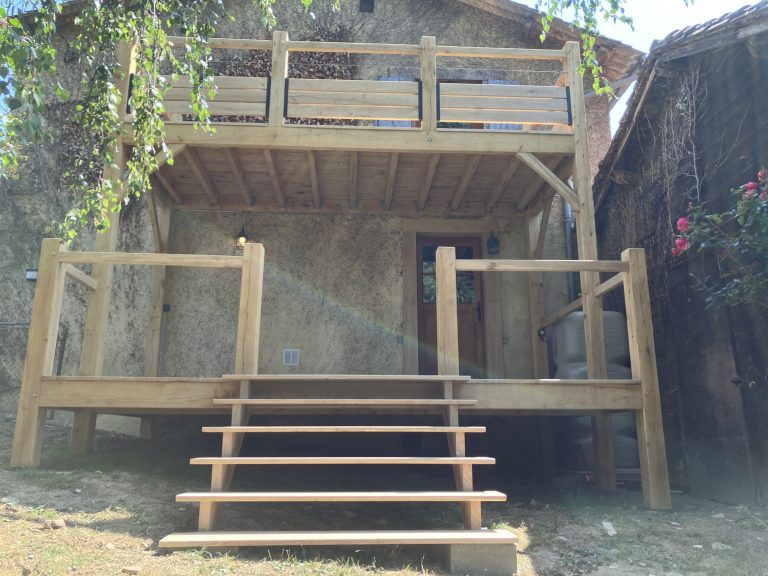 TERRASSE EN CHENE SUR POTEAUX, SUR DEUX ETAGES AVEC UN ESCALIER