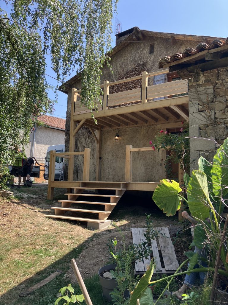 TERRASSE EN CHENE SUR POTEAUX, SUR DEUX ETAGES AVEC UN ESCALIER